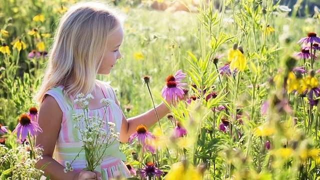 Una niña pequeña en el jardín en primavera la naturaleza Foto ...